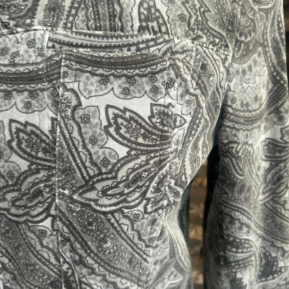 Jones New York Signature Gray Paisley Velvet Trucker Jacket and Jeans Size Small - Picture 8 of 10